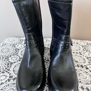 Earth Elegant Black Leather Heeled Boots